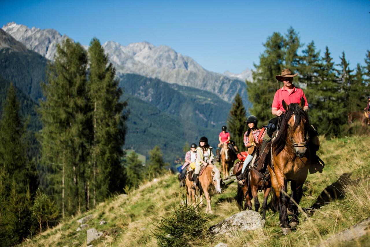 Hotel Fronza - Your Hike & Mountain Home Lutago Kültér fotó
